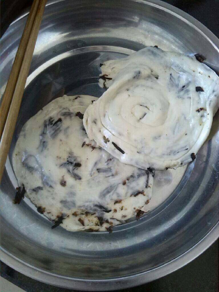 ≈梅干菜饼≈,面团取一小团，擀成薄皮，放上梅干菜，圈起来，再按成饼，再擀成薄饼