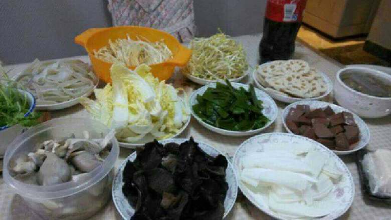 重庆火锅,最后是这些素菜,海带,莲藕,木耳,豆芽,青菜,粉条,金针菇,香菇等等,(不一一介绍了,总之喜欢什么吃什么)