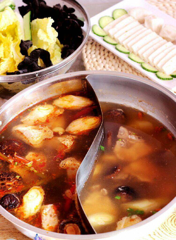 自制家庭【鸳鸯火锅】,放入鱼糕,<a style='color:red;display:inline-block;' href='/shicai/ 335'>鱼丸</a>,开始涮火锅了。