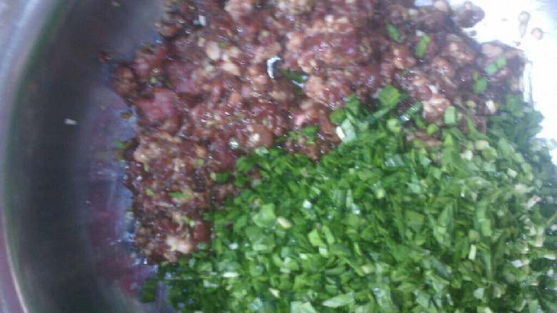 猪肉韭菜水饺,韭菜切好放进猪肉馅里搅拌均匀