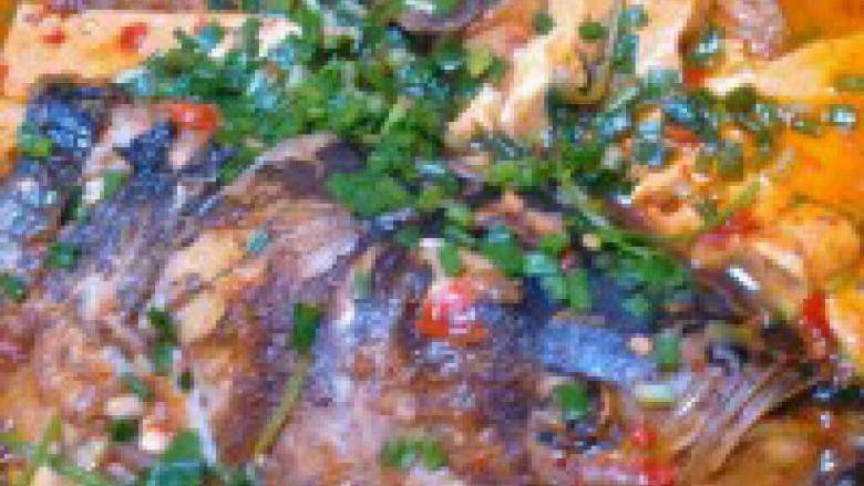 自制【鱼头豆腐火锅】,慢炖入味的鱼头豆腐,撒上<a style='color:red;display:inline-block;' href='/shicai/ 3349'>蒜苗</a>,香菜即可。
