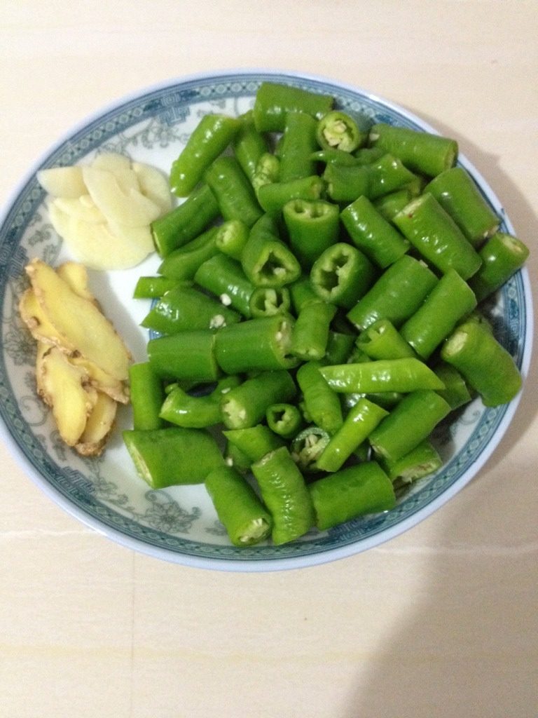 爆炒鸡腿,<a style='color:red;display:inline-block;' href='/shicai/ 61'>青椒</a>切段，姜蒜切片