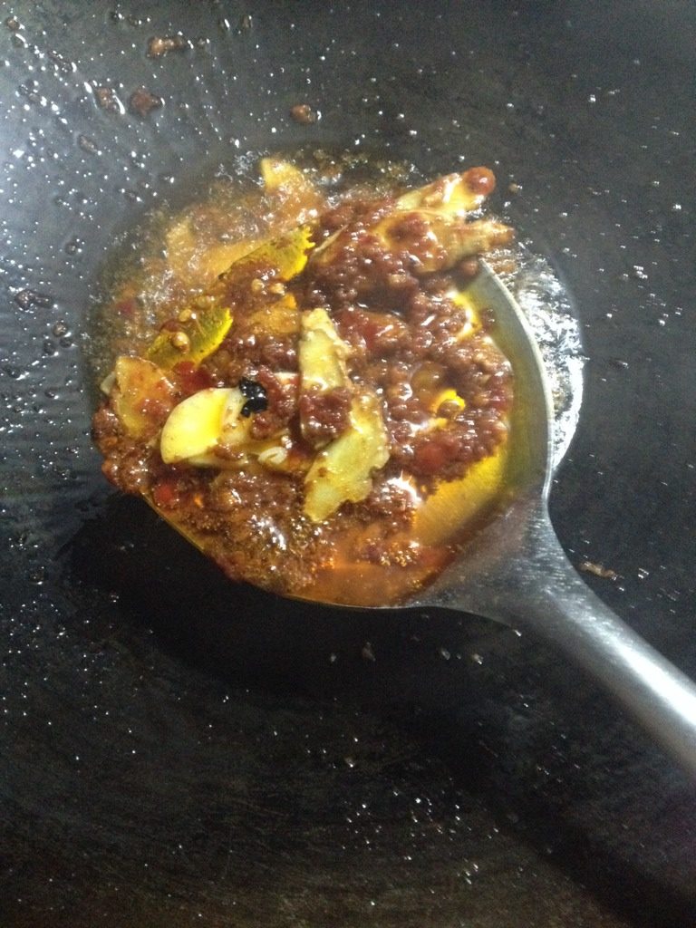 爆炒鸡腿,热锅倒油，放入豆瓣，姜蒜翻炒出红油