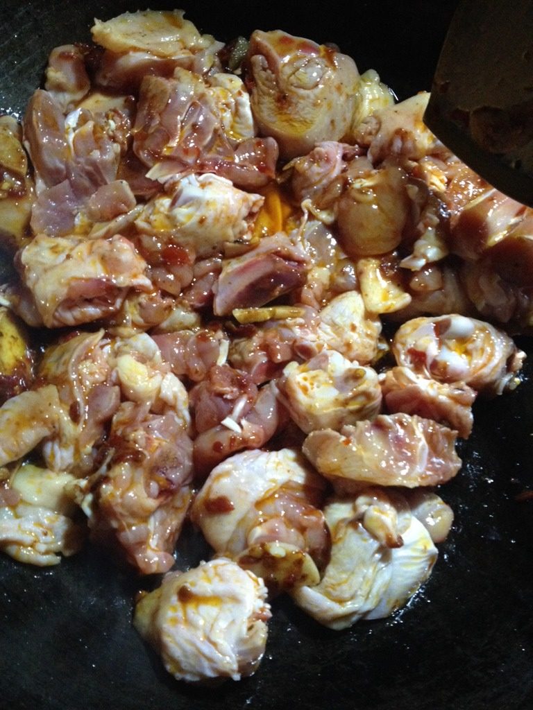 爆炒鸡腿,倒入鸡腿块翻炒