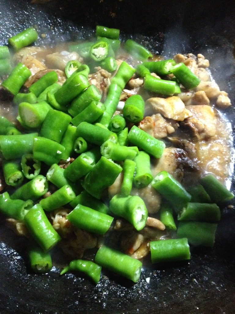 爆炒鸡腿,鸡肉收缩后，加入青椒段翻炒至青椒出辣味即可出锅