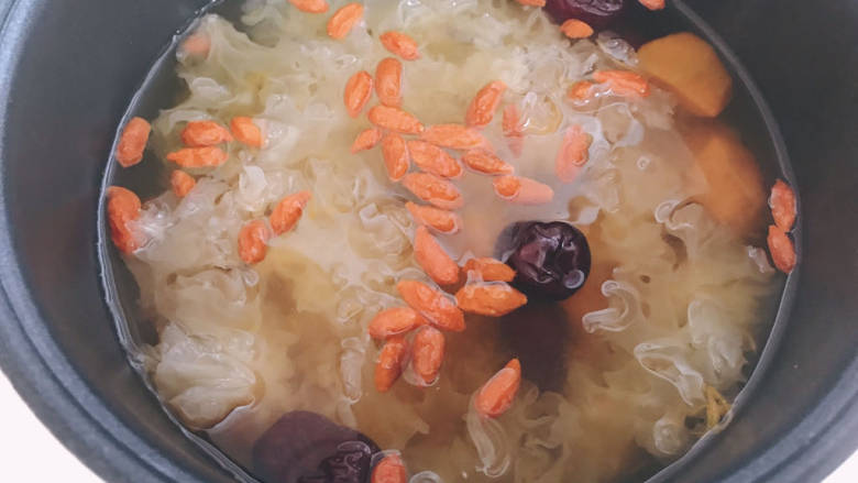 南瓜银耳莲子羹,熬煮1~2小时,撒上枸杞