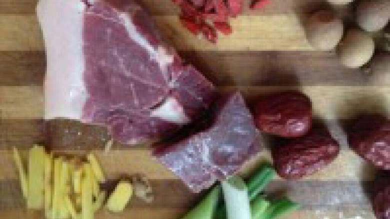 自制【肉片蘑菇火锅】,准备好<a style='color:red;display:inline-block;' href='/shicai/ 6081'>肉</a>切成片、<a style='color:red;display:inline-block;' href='/shicai/ 3250'>葱</a>、姜、 <a style='color:red;display:inline-block;' href='/shicai/ 2471'>大枣</a>、<a style='color:red;display:inline-block;' href='/shicai/ 673'>枸杞</a>、干<a style='color:red;display:inline-block;' href='/shicai/ 593'>桂圆</a>（剝壳）。