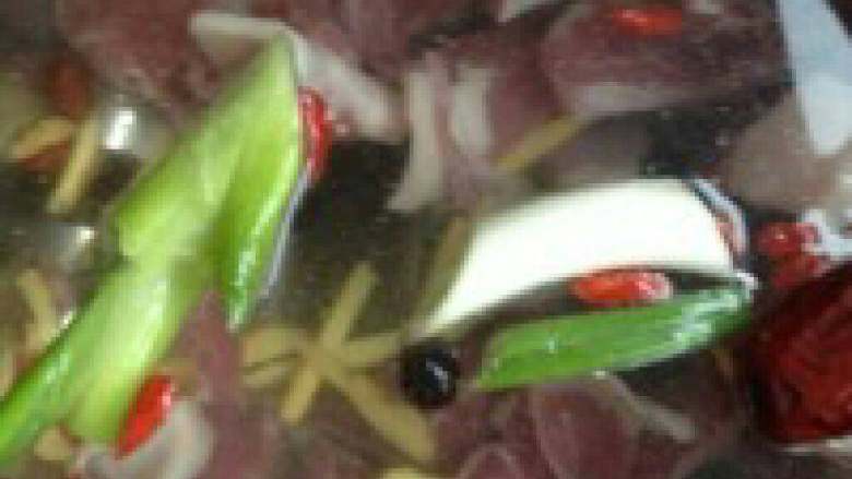 自制【肉片蘑菇火锅】,锅里烧水把大枣，枸杞，桂圆葱，盐都放进去煮出香味，加适量盐调味，烧开后把肉片放进去煮，（在放适量<a style='color:red;display:inline-block;' href='/shicai/ 406'>猪油</a>）。