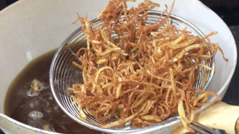 绣球豆腐,同样撒入土豆丝,炸熟捞出沥油备用