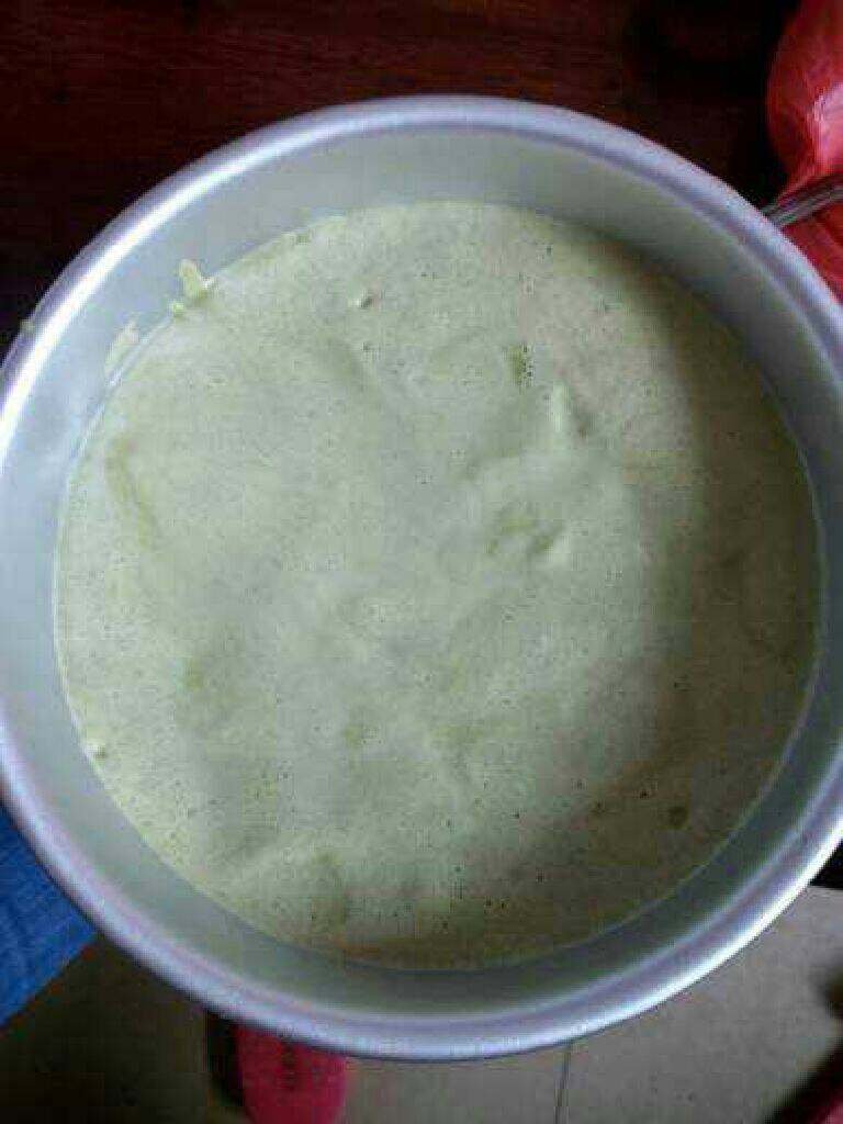 抹茶蛋糕,电饭锅内胆抹上油,倒入蛋糕糊,按煮饭键,开口封紧,做好好不要着急拿出来,待凉会再取出。