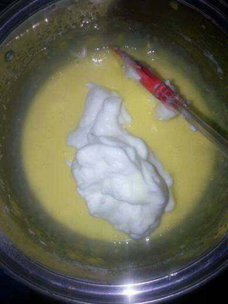 美味蛋糕卷,蛋白分3次加进去用橡皮刀刮均匀,不要搅拌。