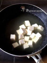 海带豆腐减肥汤,4
将切好的豆腐块放入汤中;