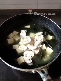 海带豆腐减肥汤,5
大火烧开后转小火,将海带片放入汤中;