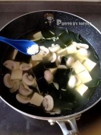 海带豆腐减肥汤,8
中火煮3分钟,加入适量鸡粉调味即可。