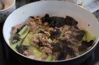 木须肉
,接着放入炒过的肉片,翻炒一下。