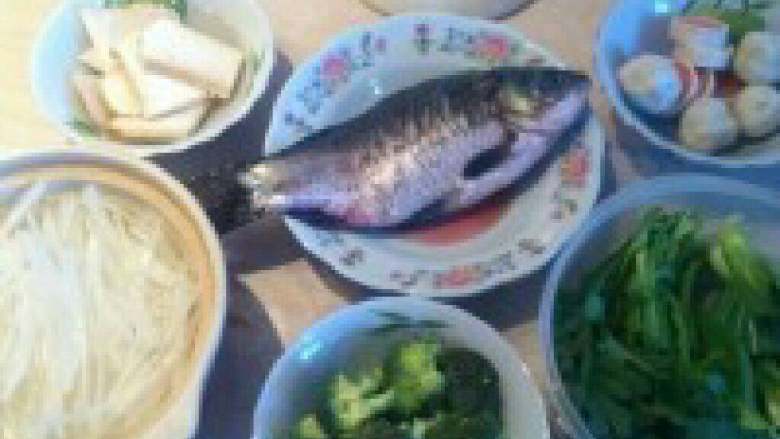 自制【什锦鱼汤火锅】,处理各种食材,蔬菜可以根据个 人喜好随意搭配。