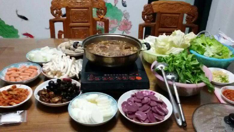 羊蝎子火锅,新鲜蔬菜、香菇、东瓜、萝卜等(依个人口味搭配)洗净切块装盘,待用。