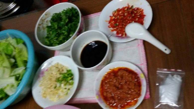 羊蝎子火锅,配制几份调味料备用,蒜蓉、香菜沫、葱花、剁椒、腐乳、酱油……