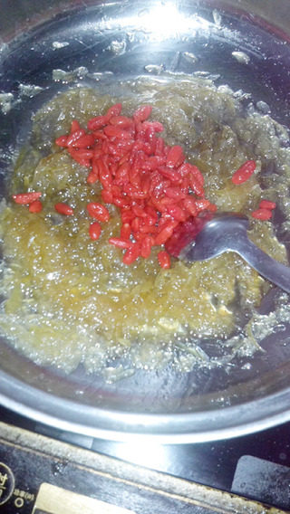 枸杞蜂蜜柚子茶,差不多煮好后再加枸杞煮一会,降水靠干