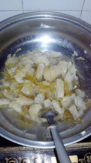 枸杞蜂蜜柚子茶,把泡枸杞的水连柚子一起下去小火煮,不用煮太久
