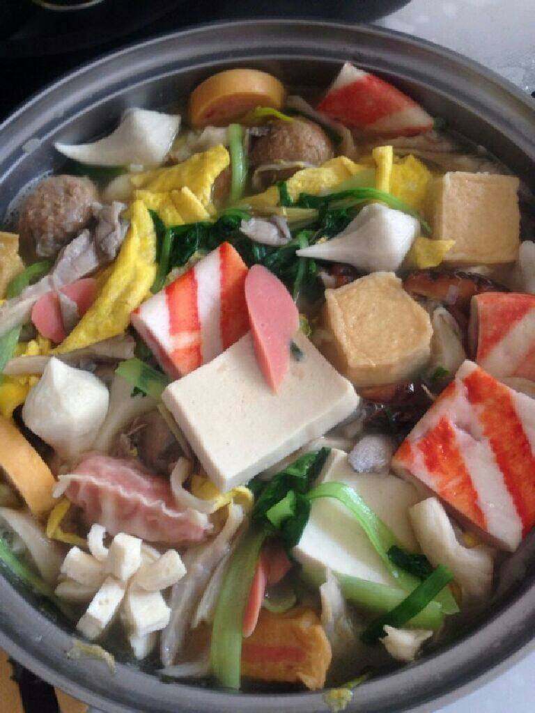 自制【大杂烩清汤火锅】,都放进煮了,颜色很鲜艳有木有,有食欲有木有,开动咯!