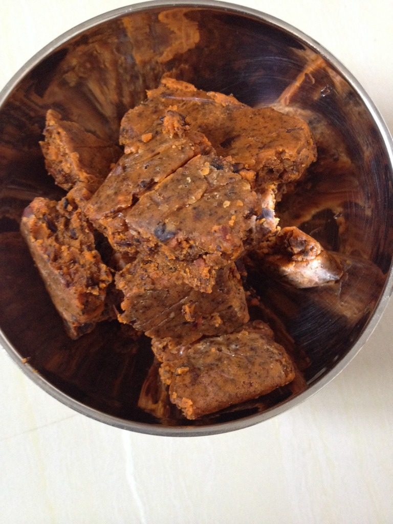 自制四川麻辣火锅,火锅料掰碎