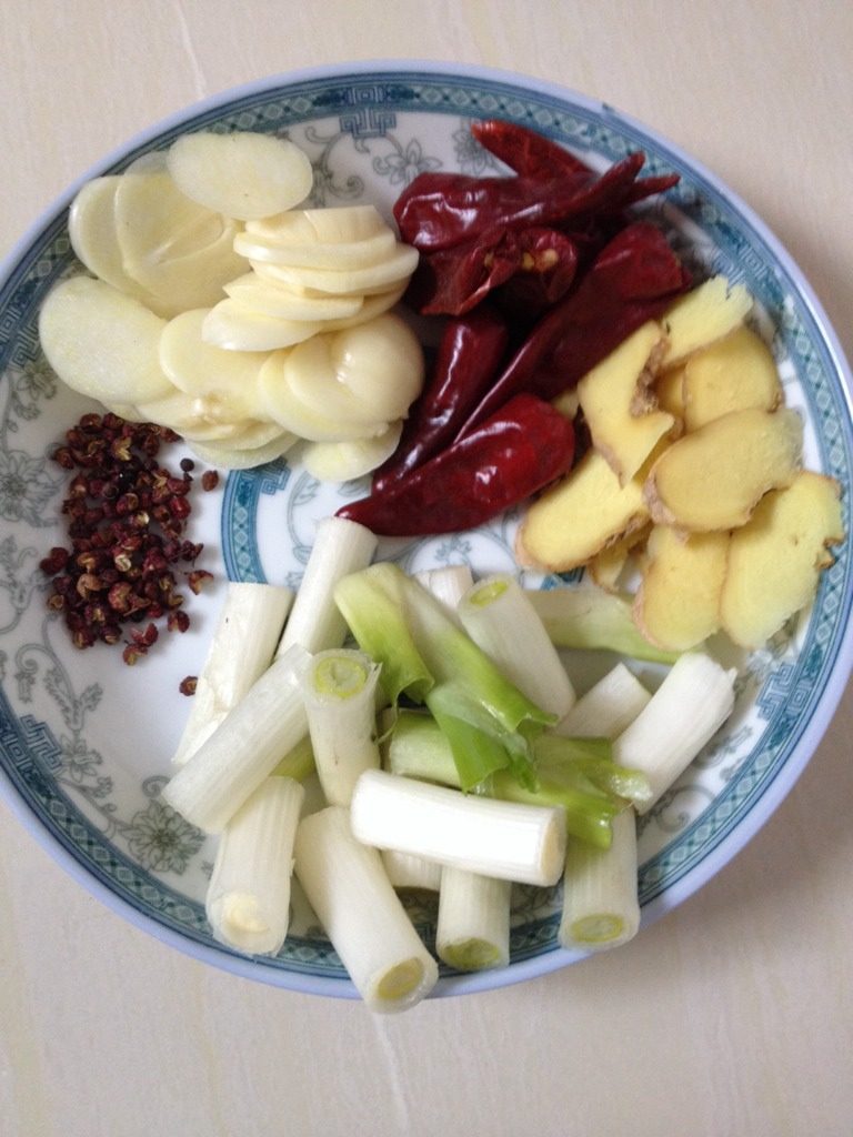自制四川麻辣火锅,葱切段，姜蒜切片，<a style='color:red;display:inline-block;' href='/shicai/ 86474'>干辣椒</a>，<a style='color:red;display:inline-block;' href='/shicai/ 134659'>花椒粒</a>准备