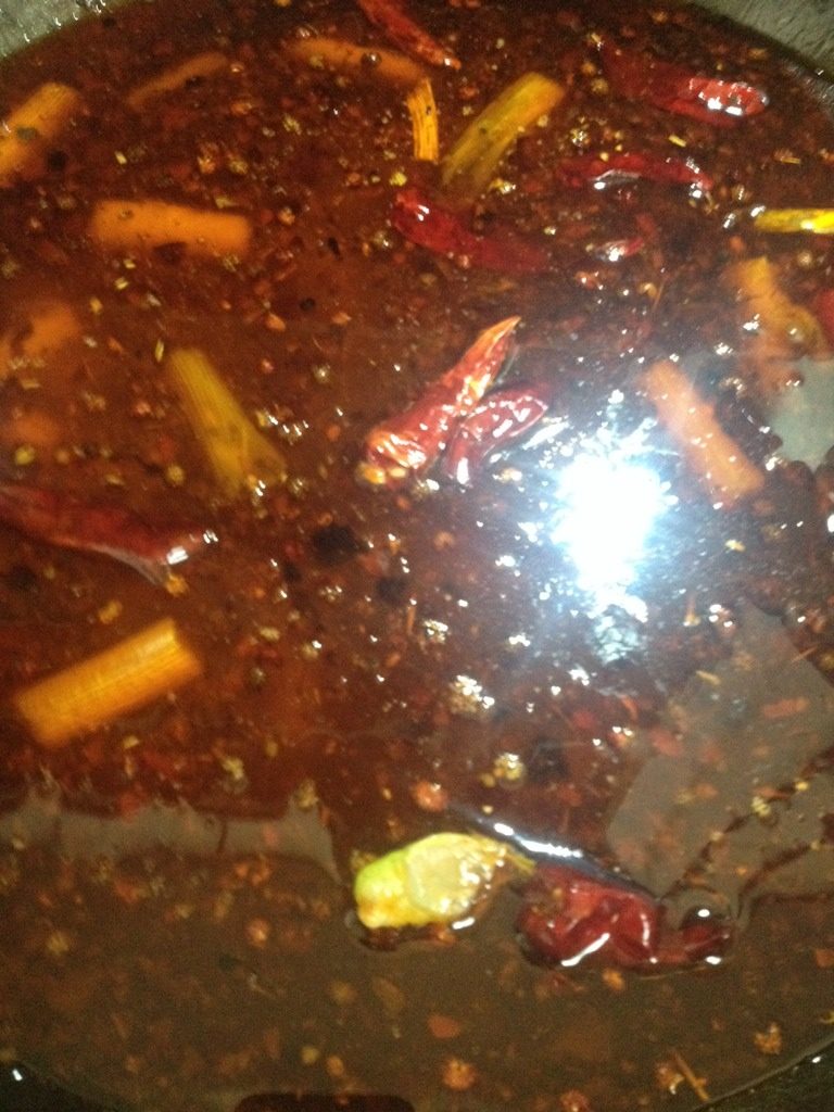 自制四川麻辣火锅,加入适量的水，大火烧开，放入盐，鸡精，<a style='color:red;display:inline-block;' href='/shicai/ 12043'>花椒粉</a>调味关小火慢熬半小时即可