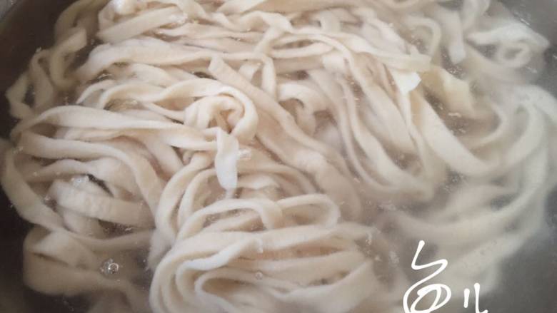肉酱拌面,面条开水下锅,水开点凉水,重复点2次凉水,煮开捞出过凉水