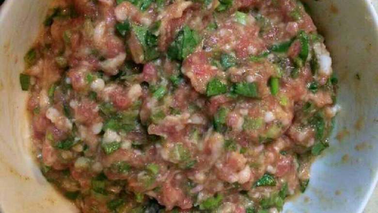 青菜丸子汤,搅拌均匀无疙瘩。