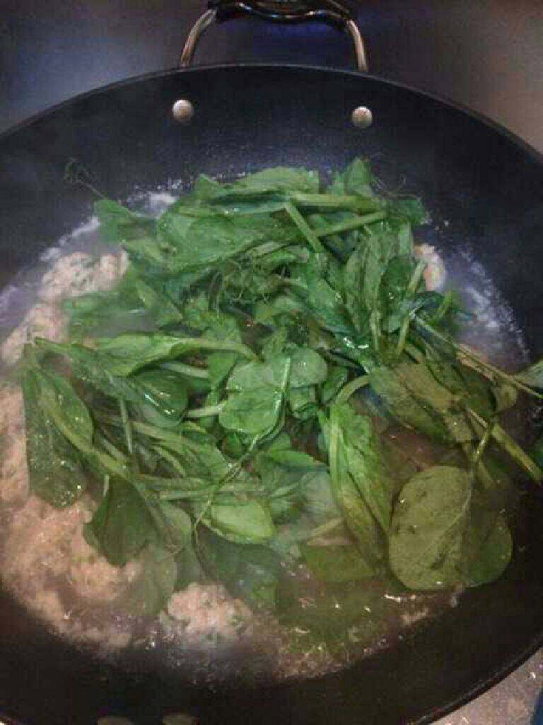青菜丸子汤,煮好的肉末加入豌豆尖煮