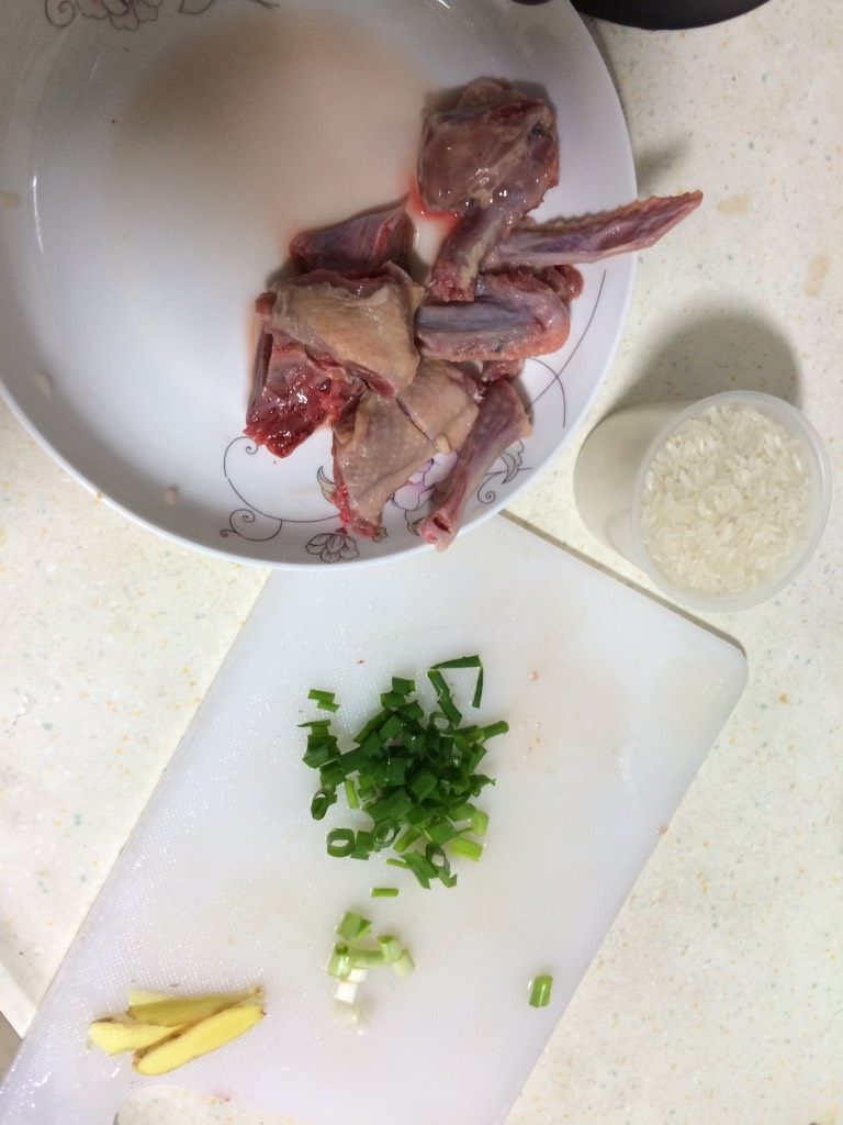 鸽子粥,鸽子洗净切块,姜切片,葱白切细段,葱切末
