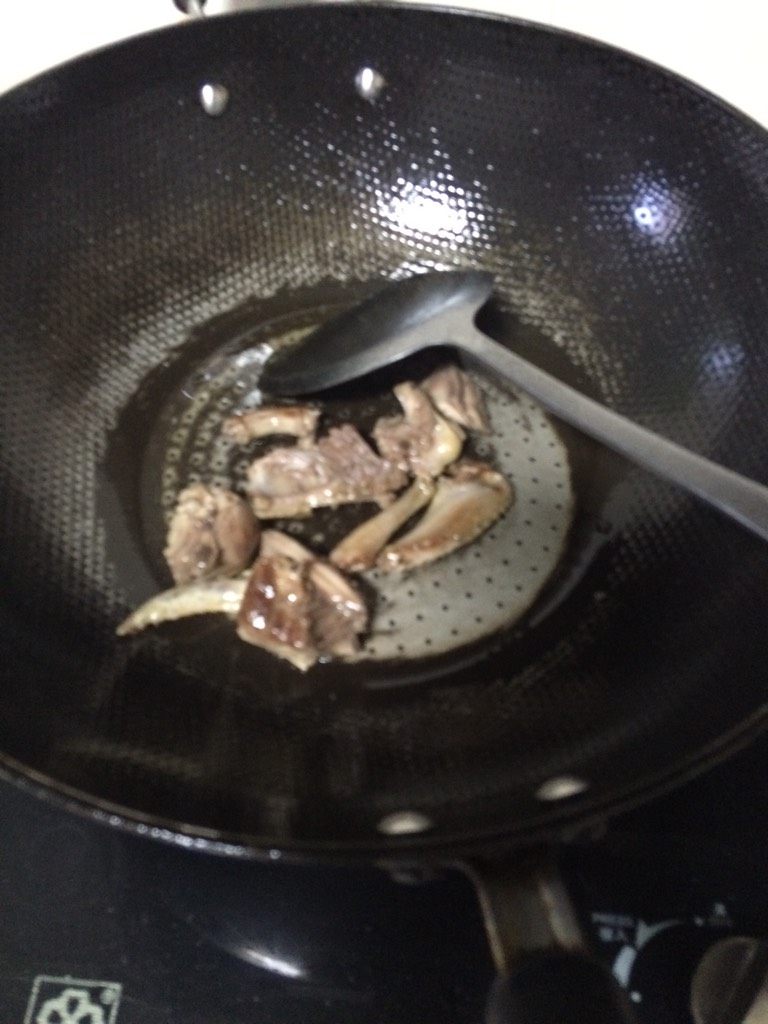 鸽子粥,锅生热下油,待油温热下入鸽子煸炒出色
