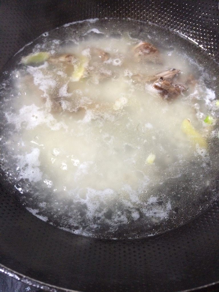 鸽子粥,倒入烧开的开水大火转中小火煮至粘稠后,调味,放少许盐,撒葱花即可!