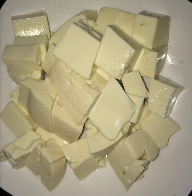 带鱼炖豆腐,豆腐切块备用