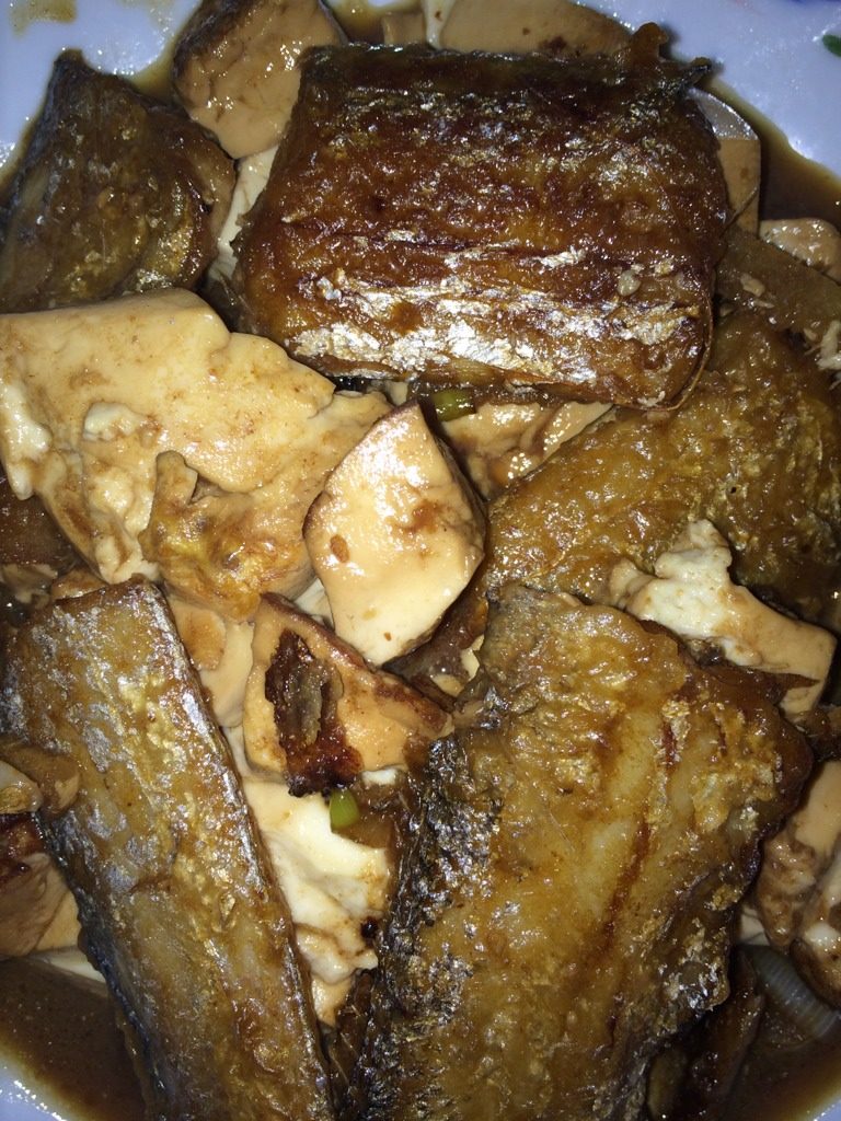 带鱼炖豆腐,豆腐轻轻铺在鱼上,大火烧开,小火炖10分钟
