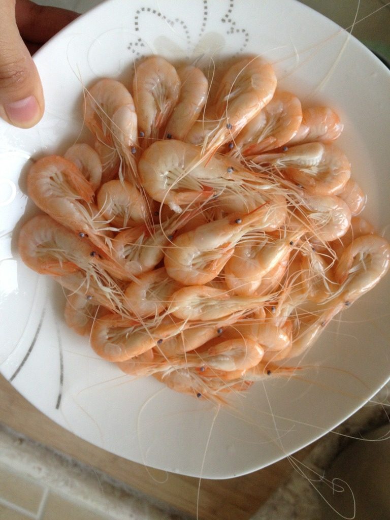 下酒菜---小虾,如图,洗干净,烧一锅水,加盐白糖,酒,把虾倒下去,30秒盛出,ok啦