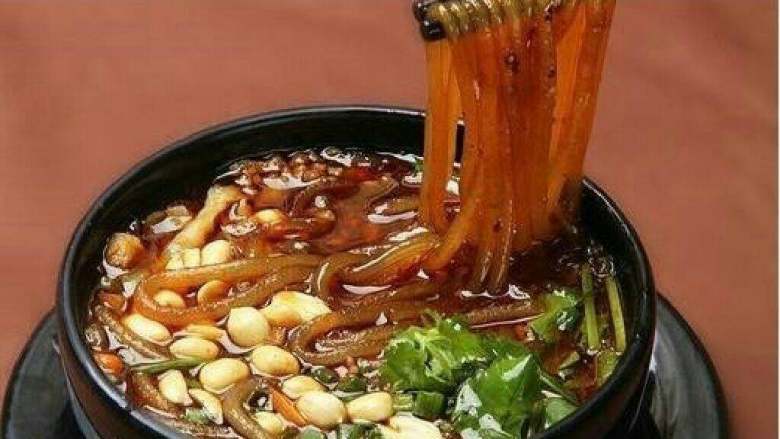 重庆酸辣粉,然后倒入牛腩、牛腩汁和清水,调入盐、生抽、醋大火煮沸,把粉丝放入锅里。
沸腾后放入菠菜,煮开后即可关火。