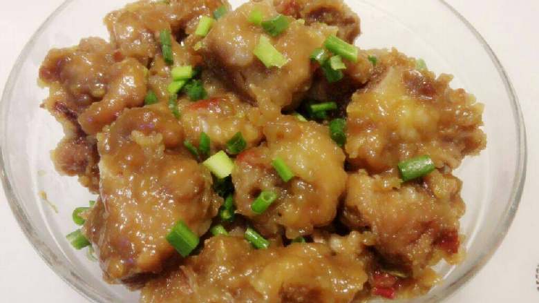 蒸滑排骨,用筷子很容易就可以分开每块排骨,装盘后洒上葱花即可。