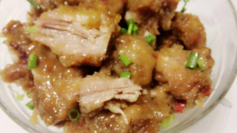 蒸滑排骨,蒸出了排骨的清香原味,加上淀粉的滑嫩,真的很好吃。
还有下面那个垫底用的大白菜叶也可以吃,它吸收了排骨蒸出来的油脂和香味,挺好吃的哦!