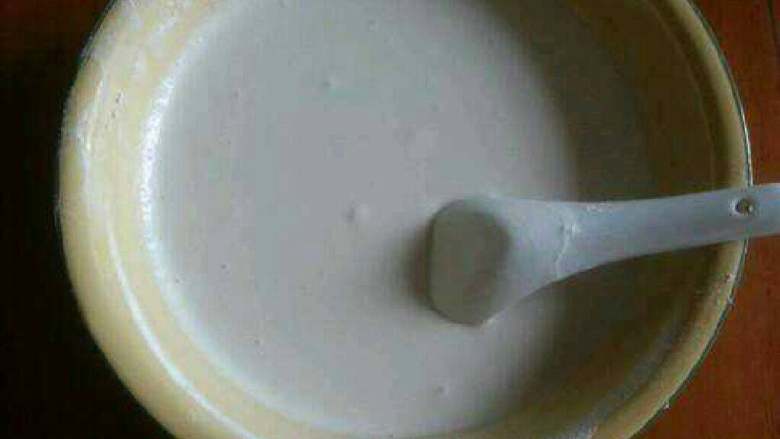 自制【芒果糯米糍】,把<a style='color:red;display:inline-block;' href='/shicai/ 520'>糯米粉</a>和淀粉在加<a style='color:red;display:inline-block;' href='/shicai/ 10588'>糖</a>，加温水搅拌均匀。