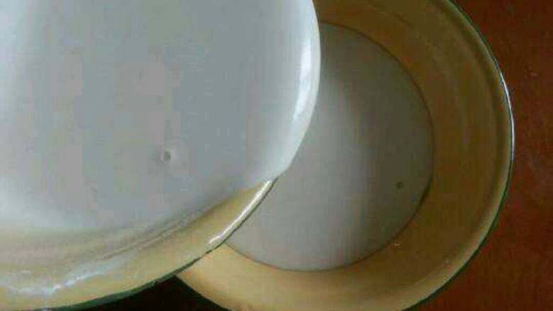 自制【芒果糯米糍】,另一个碗底摸一点油，在把搅拌好的糯米粉倒进去。