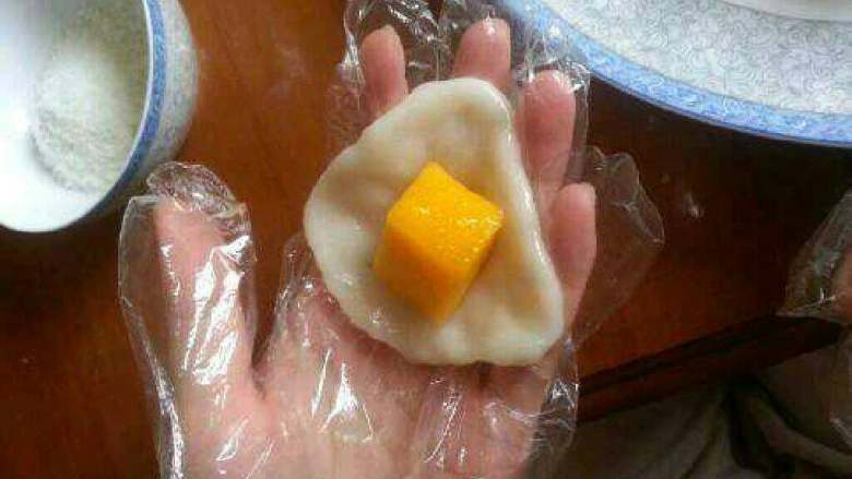 自制【芒果糯米糍】,在弄成薄片放进芒果在收口。