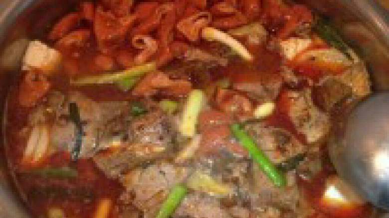 自制【牛肉火锅】,可以添加其它肉类,我加了五香肥肠。