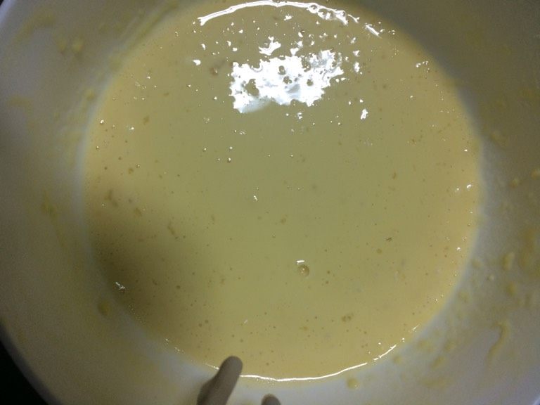 牛奶鸡蛋煎馍片,将鸡蛋打入碗中，加少许盐，牛奶打匀，筛入<a style='color:red;display:inline-block;' href='/shicai/ 519'>面粉</a>，搅拌均匀，无面颗粒，静置十分钟