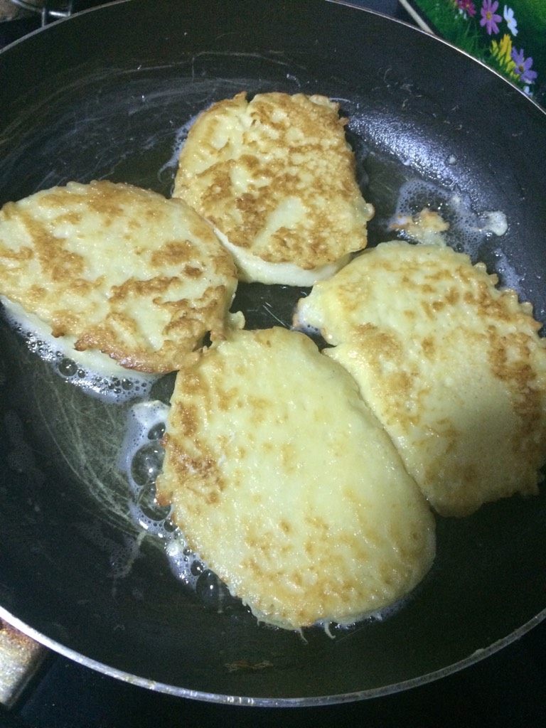 牛奶鸡蛋煎馍片,先不不翻面，待晃动平底锅，馍片移动，翻面