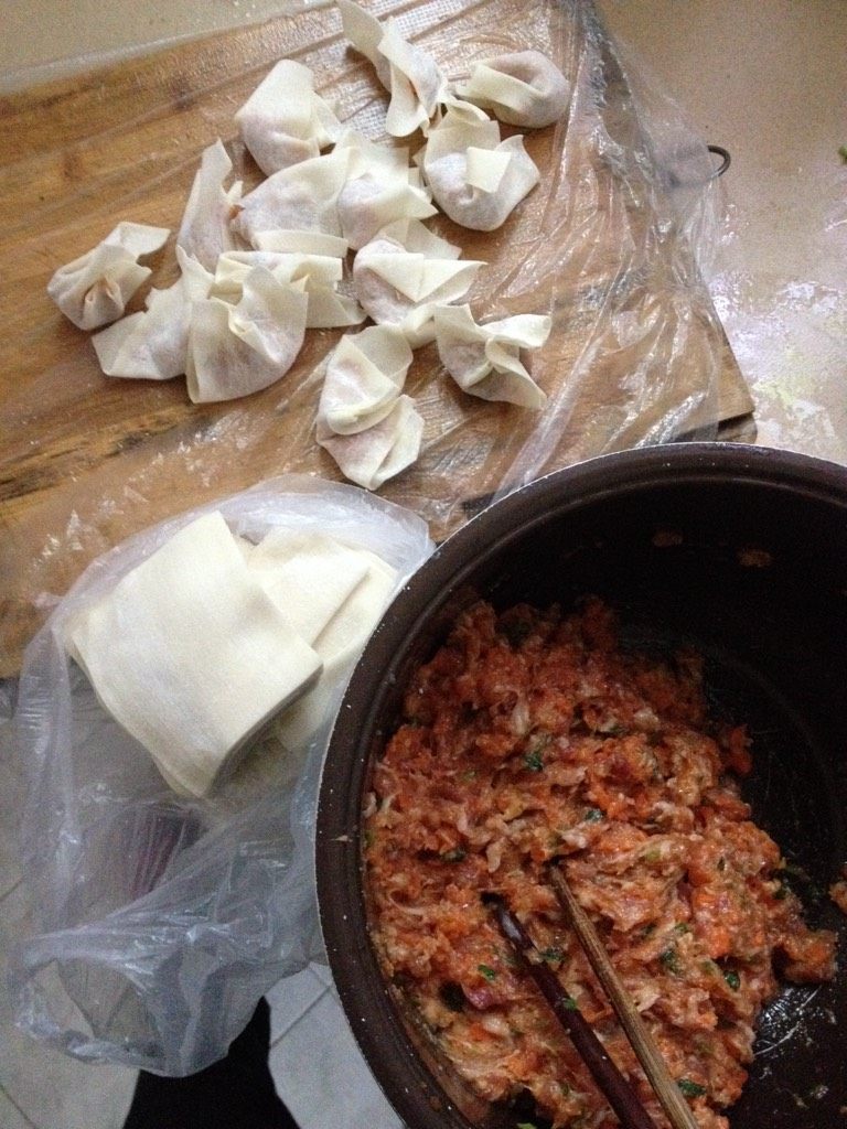 宝宝食谱牛肉馄饨,<a style='color:red;display:inline-block;' href='/shicai/ 216'>牛肉</a> 猪肉买时直接让卖肉的搅成肉末 <a style='color:red;display:inline-block;' href='/shicai/ 25'>胡萝卜</a>切碎 <a style='color:red;display:inline-block;' href='/shicai/ 157'>小葱</a> <a style='color:red;display:inline-block;' href='/shicai/ 131'>香菜</a>切碎 将这些食材混合 加入适量盐 <a style='color:red;display:inline-block;' href='/shicai/ 692'>酱油</a> <a style='color:red;display:inline-block;' href='/shicai/ 721'>蚝油</a> <a style='color:red;display:inline-block;' href='/shicai/ 3738'>芝麻油</a>拌匀 馄饨馅就做好了 直接用买好的<a style='color:red;display:inline-block;' href='/shicai/ 4453'>馄饨皮</a>包 馅抹在皮上 拿皮的手一捏即可 完全不用担心没捏紧会露馅 放心 不会的
