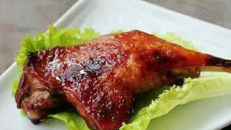 【蜜汁酱烤鸭腿】,5)然后取出鸭腿,在其周身刷上一层蜂蜜,再放入烤箱中继续烤40-60分钟,期间也要刷1-2次蜂蜜。一共烤制时间约为1小时左右。