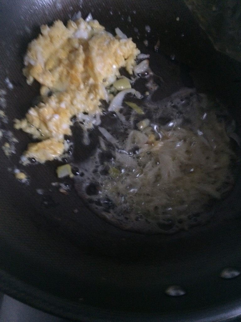 炒粉干,如图我偷懒就没有盛出蛋碎,可以盛出,底油炒香葱丝,这时候可以放火腿丝,我忘记了后面才放
