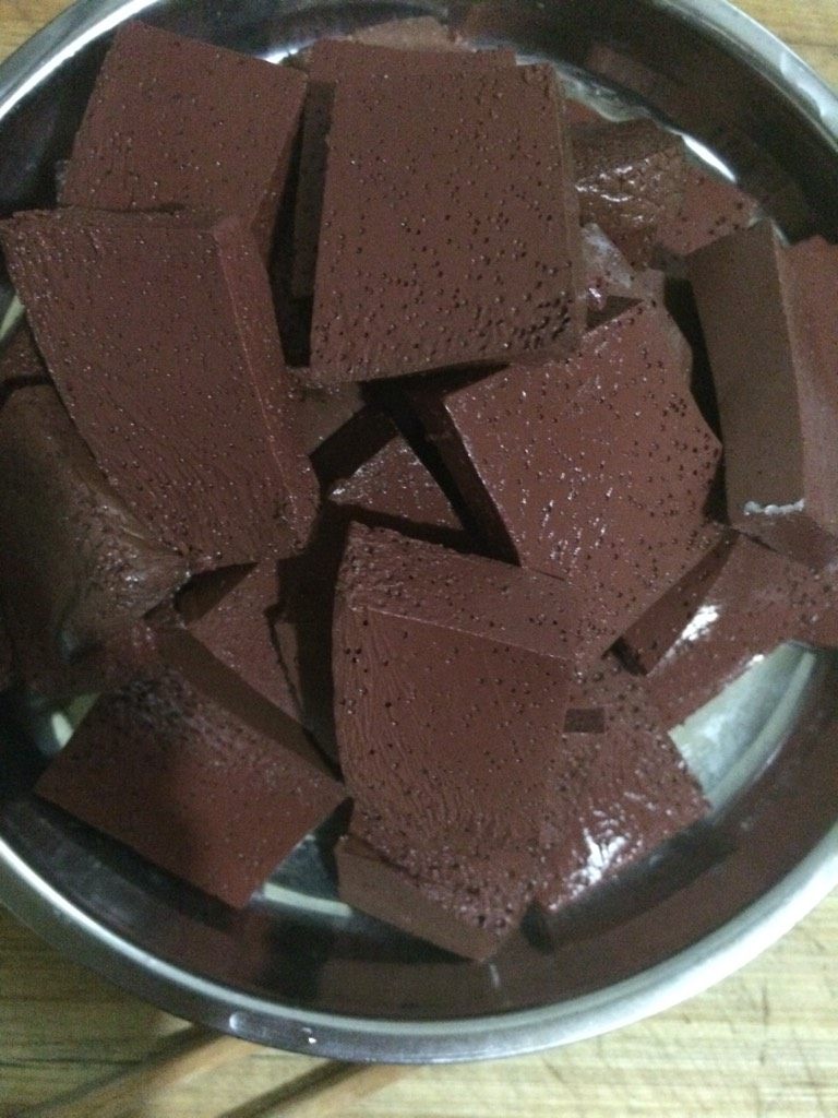 蒜苗炒血块,如图猪血块清洗干净,切成五毫米厚的薄块